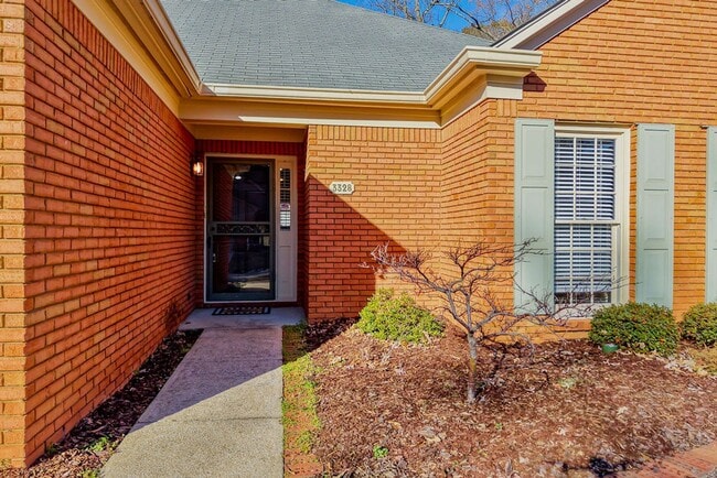 Building Photo - Vestavia Hills - cute and ready to move in NOW!