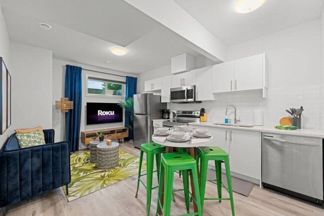 Photo du bâtiment - 15803-15897 97 Ave NW