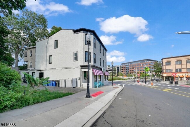 Building Photo - 38 Morris St