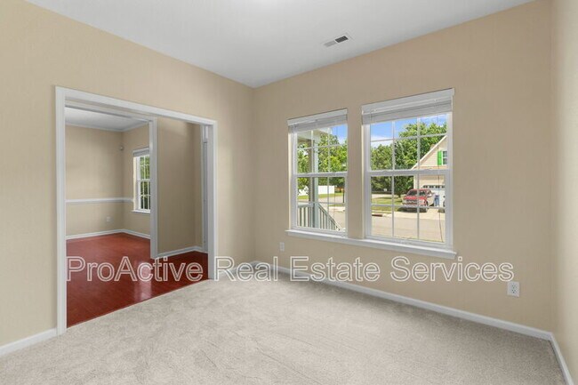 Foto del edificio - 729 Creekwood Dr