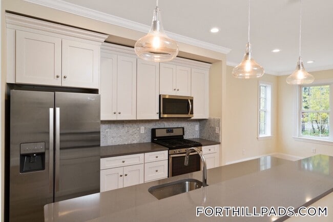 Building Photo - 130 Roxbury St