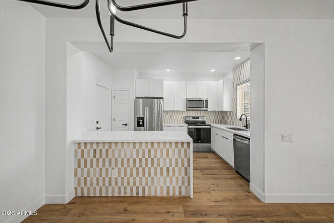 Building Photo - 706 E Las Colinas Pl