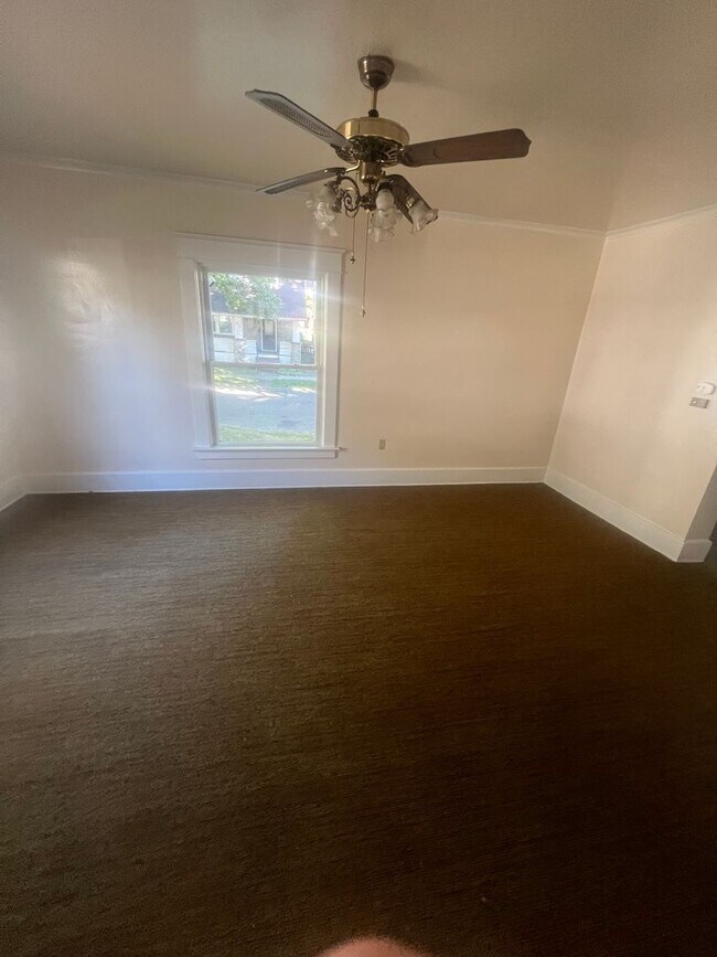 Foto del edificio - Large 4 Bedroom House with Garage