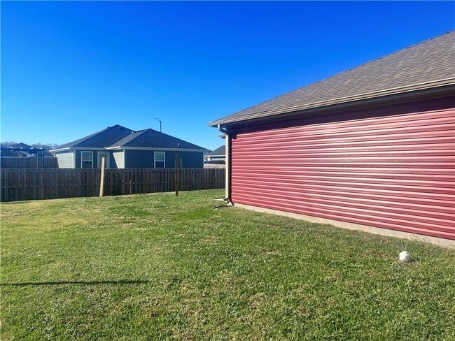 Building Photo - 820 S Parrot Ln