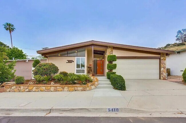 Foto del edificio - Beautiful 5BD/2BA on Baja!! Great backyard space with turf & fire pit!!