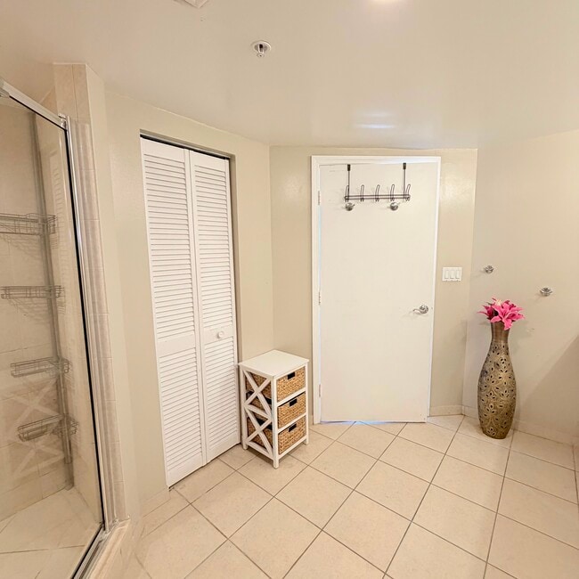 Building Photo - 16699 Collins Ave
