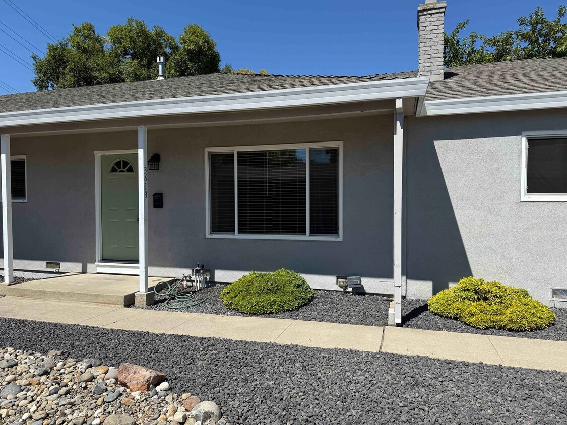Primary Photo - Great 2 Bedroom Duplex