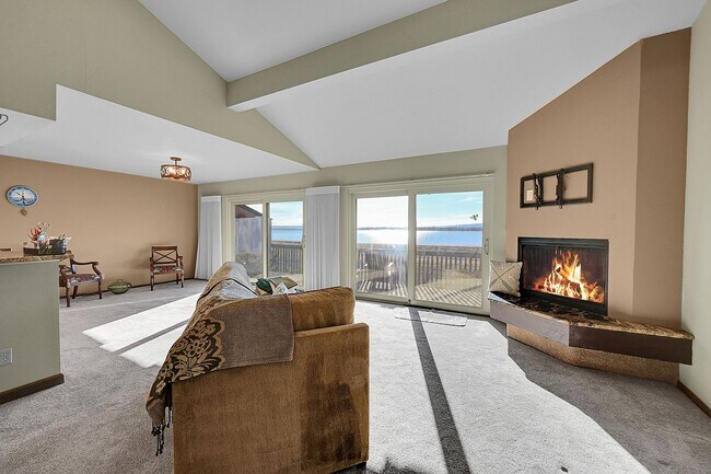 Foto del edificio - Backs to private lake with mountain views