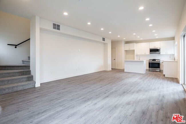 Foto del edificio - 4806 Elmwood Ave