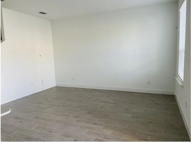 Foto del edificio - 90 Samantha Ct