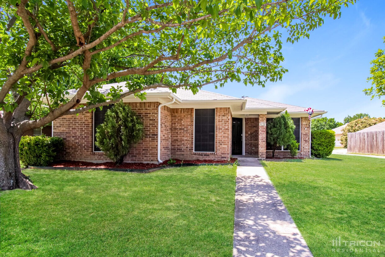 Primary Photo - 3129 N Bell Ave