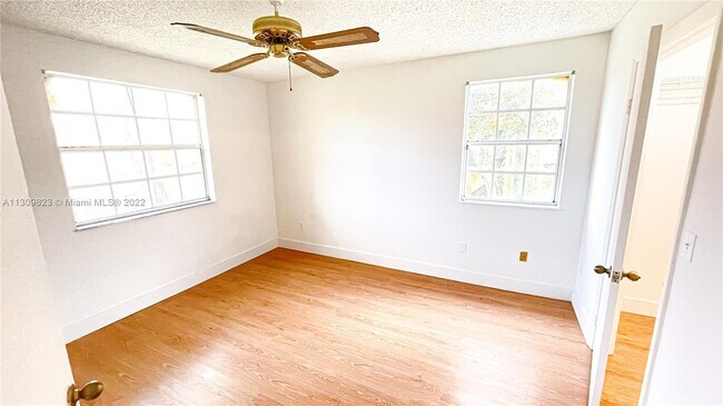 Foto del edificio - 18324 NW 68th Ave