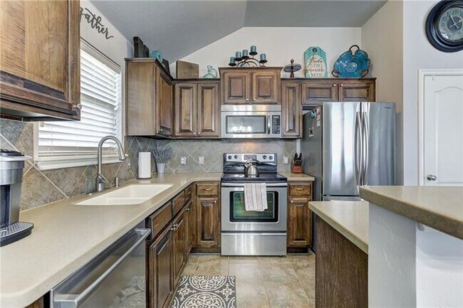 Foto del edificio - 3 Bed 2 Bath 2 Car Garage with Storm Shelt...