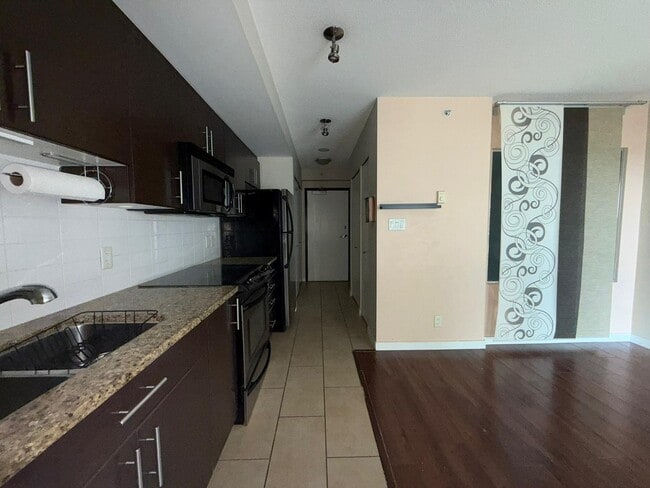 Building Photo - 555 Delestre Ave