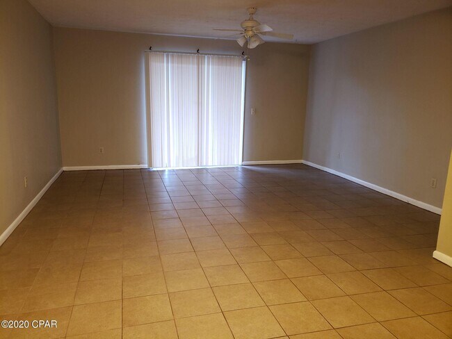 Foto del edificio - 5915 Pinetree Ave