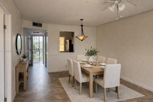 Foto del edificio - 8620 N Sherman Cir