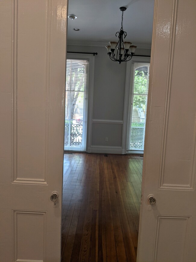 Peak into Living room - 10 E Clay St