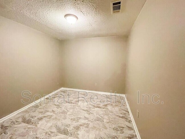 Building Photo - 15536 Dwyer Blvd