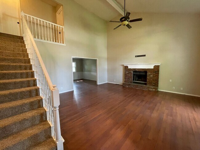 Foto del edificio - 4 bedroom, 2 1/2 bath, 2 car garage located in the quiet Summit View subdivision.