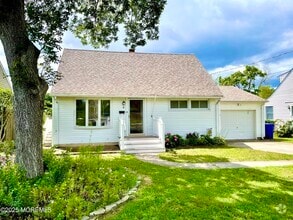 Building Photo - 18 Point O Woods Dr