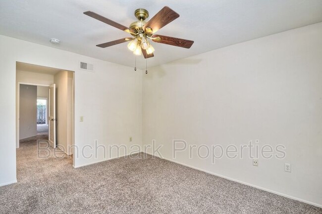 Building Photo - 616 Woodside Pl