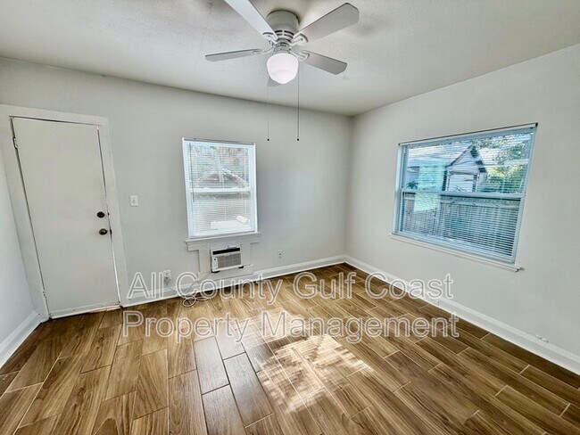 Building Photo - 1611 9th Ave W