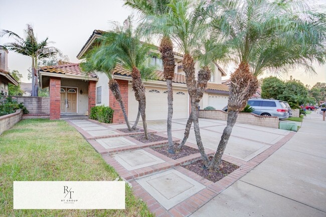 Building Photo - Gorgeous 3-Bedroom Home in Prestigious Chi...