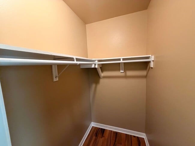 Building Photo - Charming Single