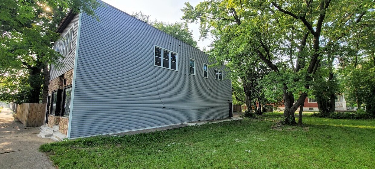 Foto del edificio - 408 W 103rd St