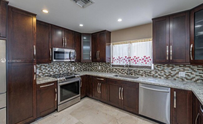 Foto del edificio - 2465 NE 209th Ter