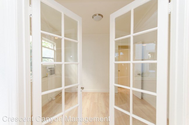 Building Photo - 932 S Berendo St