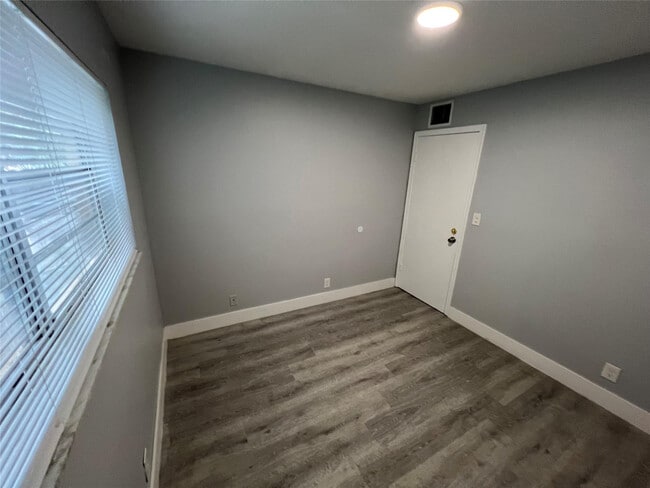 Building Photo - 6840 Pembroke Rd