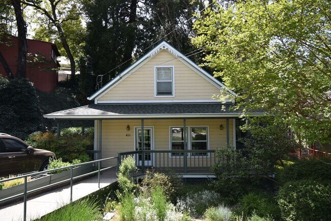 Building Photo - 411 Coyote Street B middle