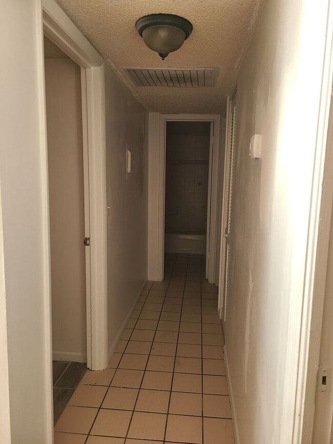 Foto del edificio - 3 Bedroom Condo, close to airport & shoppi...
