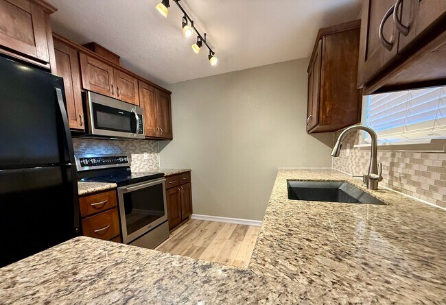 Foto del edificio - Well-Maintained Home with Updated Interior and Spacious Garage