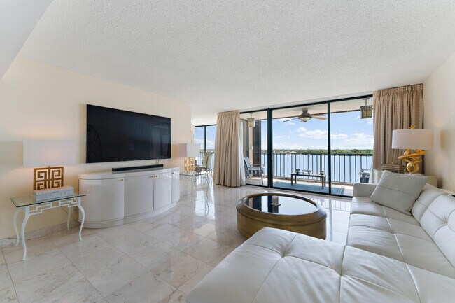 Foto del edificio - 124 Lakeshore Dr