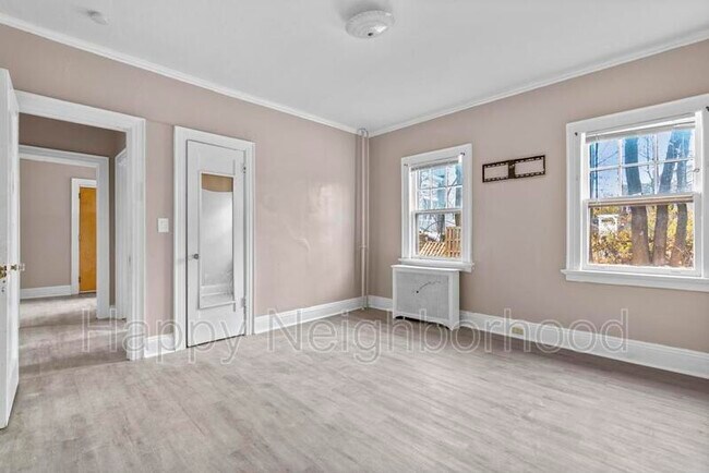 Building Photo - 130 Bradley Ave