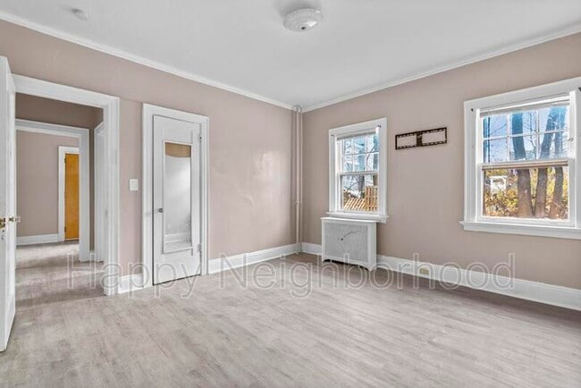 Foto del edificio - 130 Bradley Ave