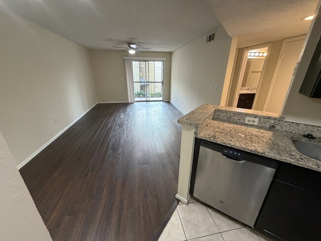 Building Photo - 1916 Lake Atriums Cir