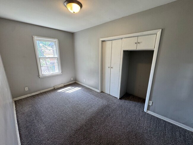 Building Photo - 2 bedroom 1 bath home in East Moline