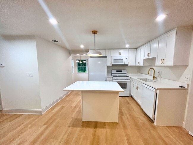 Building Photo - Newly Renovated 2-Bed, 1-Bath Duplex with ...