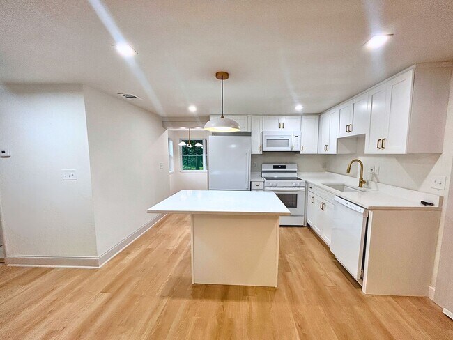 Foto del edificio - Newly Renovated 2-Bed, 1-Bath Duplex with ...