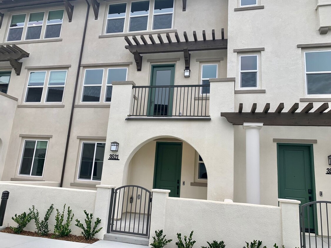 Foto principal - Oceanside Townhome Apartment - Offered By ...