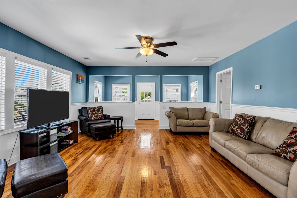 Primary Photo - 10 Pershing Ave
