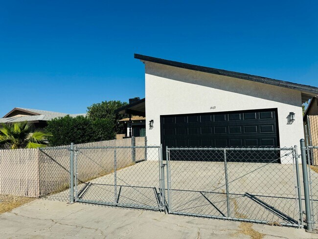 Foto del edificio - WINTER VACATION RENTAL: Newly Updated 3-Bedroom Home by the River with RV Parking