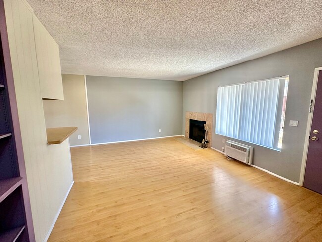 Building Photo - Spacious 2 Bedroom Condo with Garage in No...