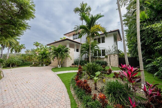 Foto del edificio - 7125 Los Pinos Blvd