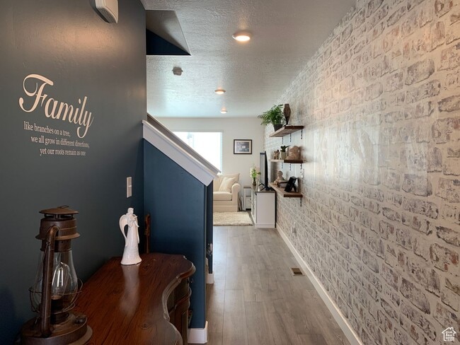 Building Photo - Charming Townhouse