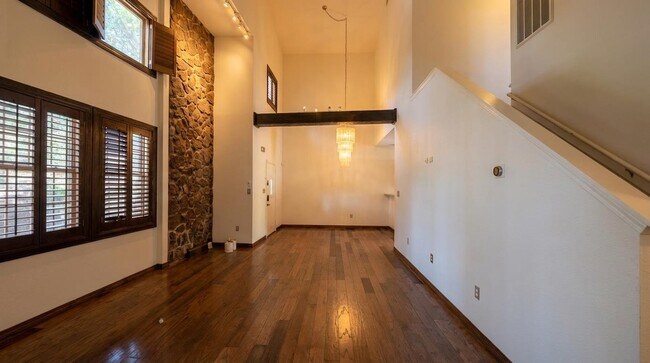 Foto del edificio - 2445 Monarch Dr