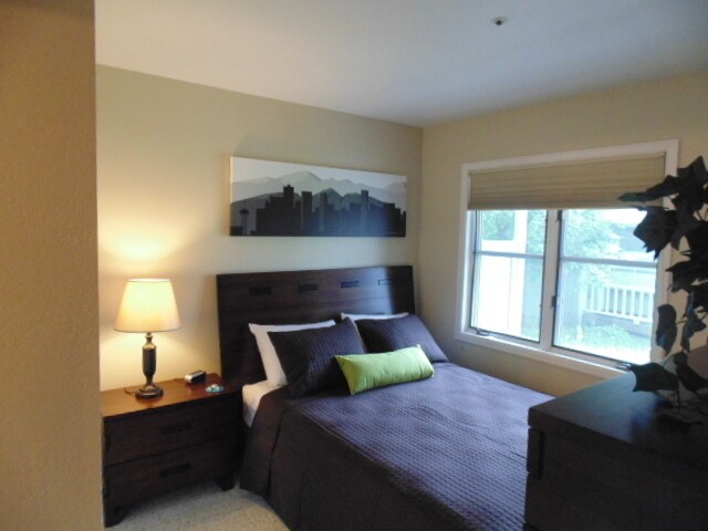 Building Photo - Move in ready-One bedroom Townhome, Fully ...
